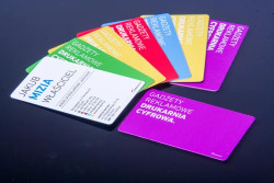 Plastové karty s UV potiskem, slevové karty, odznaky Reklamní odznaky a pouzdra Logodruck oder Gravur